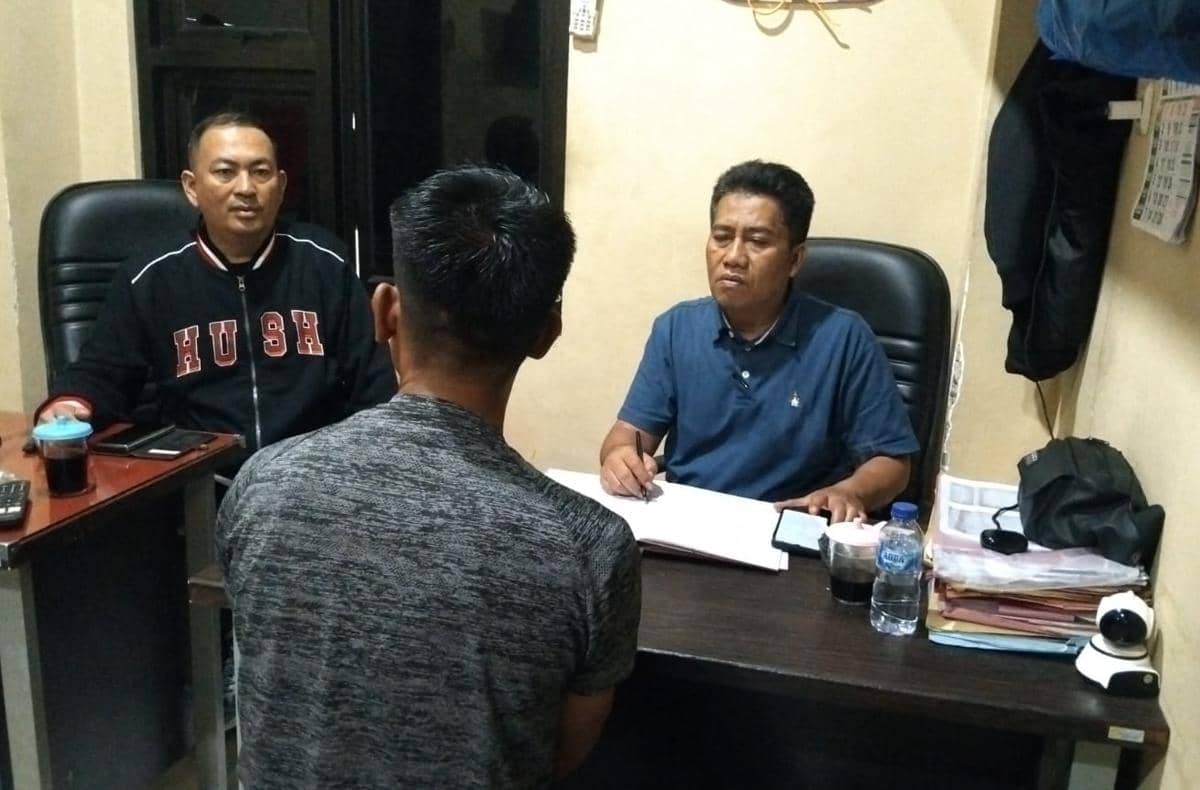 Tersangka Andi saat menyerahkan diri ke Polsek IB I Palembang