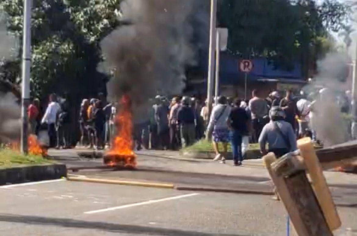 Warga palang jalan di Jalan Ahmad Yani, depan lorong Koperapoka, Distrik Mimika Baru, Kabupaten Mimika, Papua Tengah, Rabu (28/1/2026). (IDN Times/Istimewa)