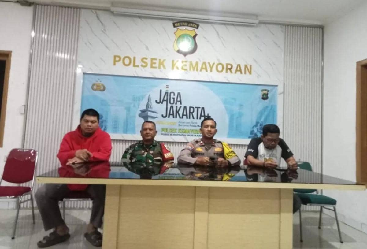 Penjual es kue, TNI, Polri