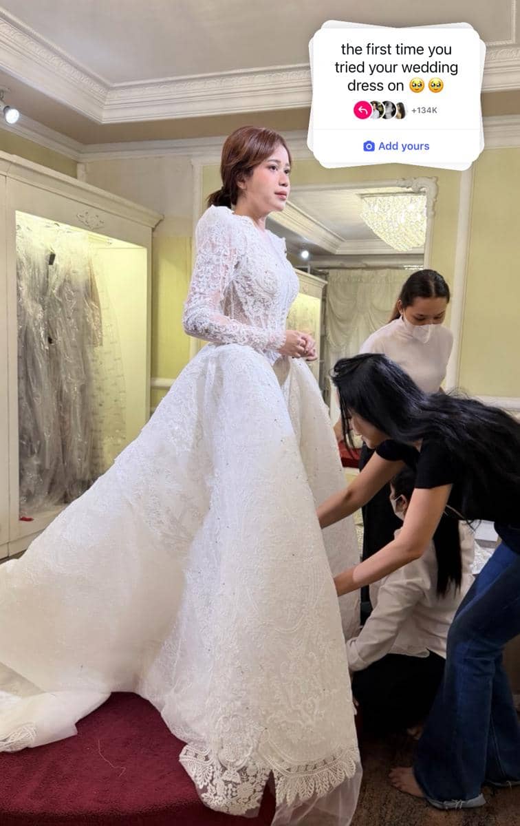 Artis fitting baju pengantin