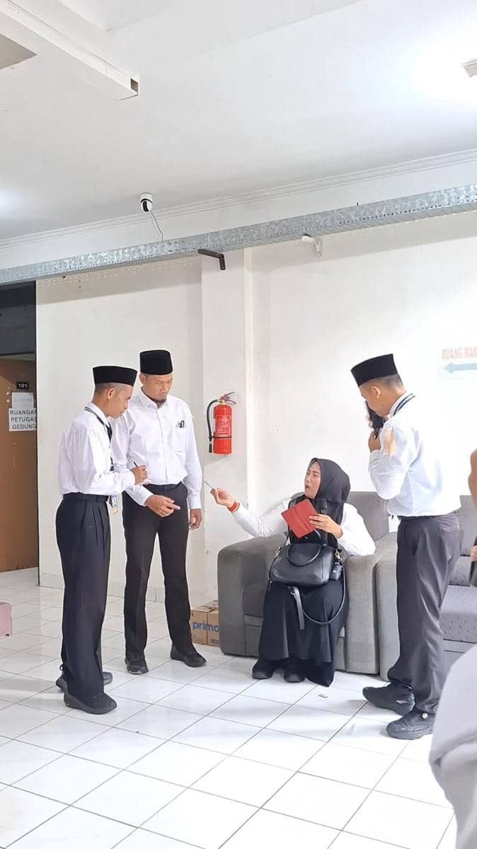 Simulasi pelayanan jemaah yang kehilangan paspor bagi PPIH (Dok. Media Center Haji)