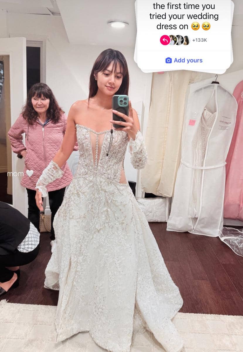 Artis fitting baju pengantin