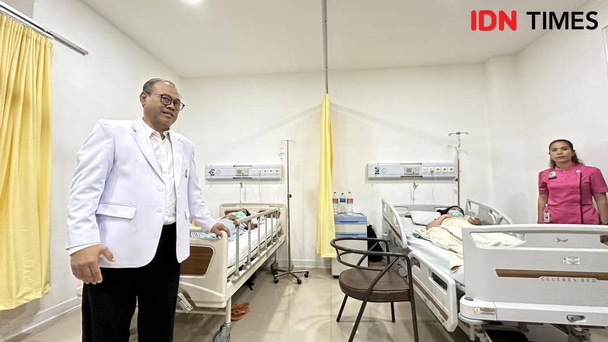Direktur RSUD dr Soedarso, Hary Agung memperlihatkan kamar ranap yang baru. 