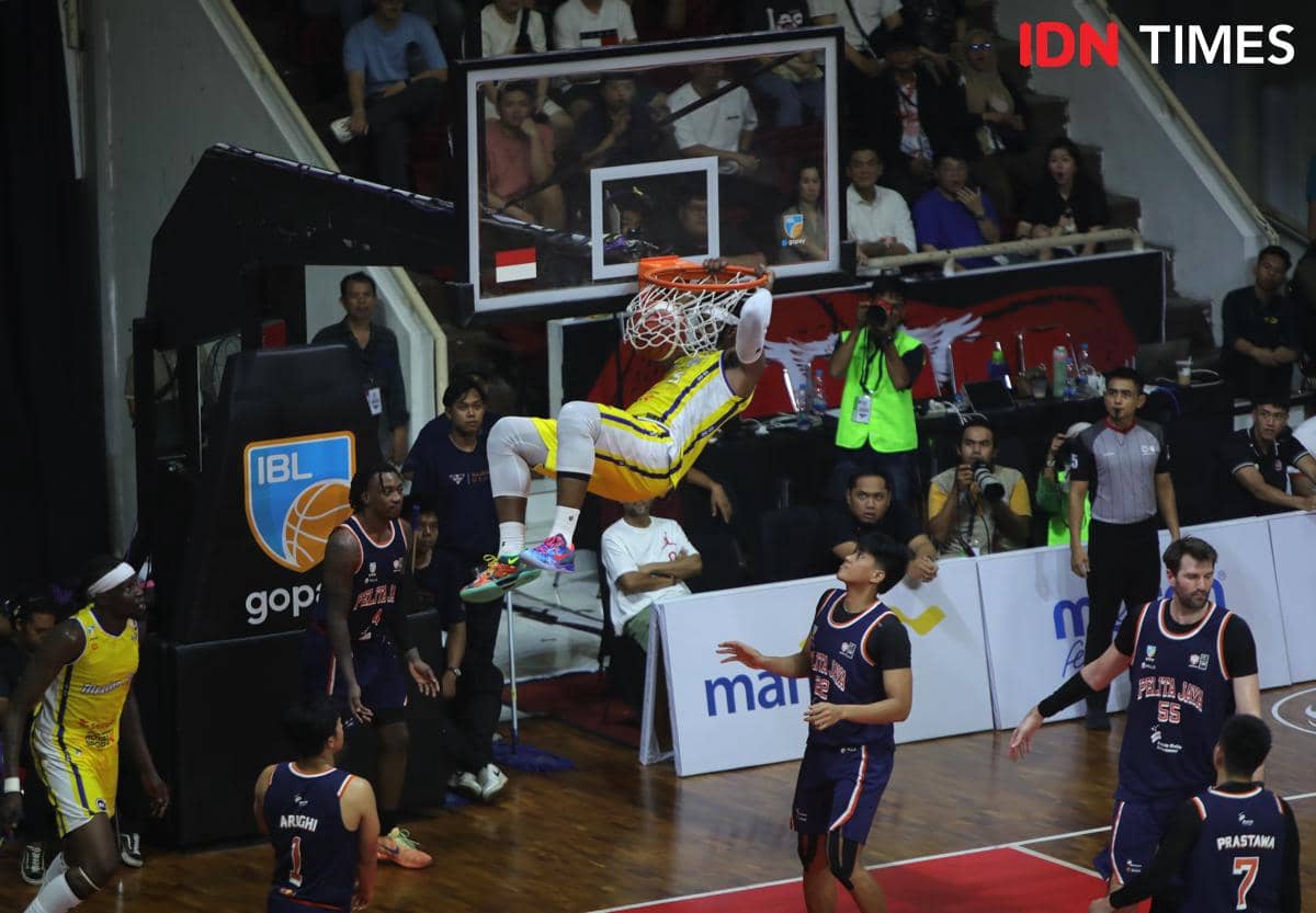 Antonio Hester melakukan slam dunk saat Rajawal Medan bersua Pelita Jaya Jakarta di Gor Unimed, Rabu (28/1/2026) (IDN Times/Doni Hermawan)