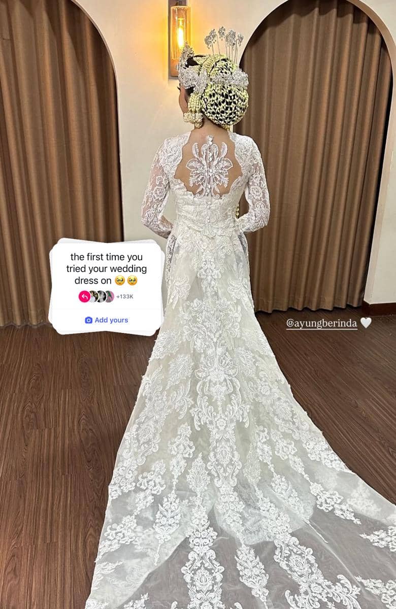 Artis fitting baju pengantin