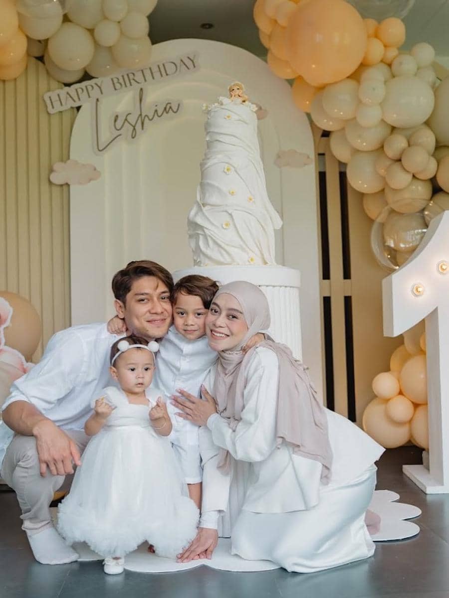 Gaya keluarga Lesti Kejora dan Rizky Billar. (instagram.com/leshiativana)