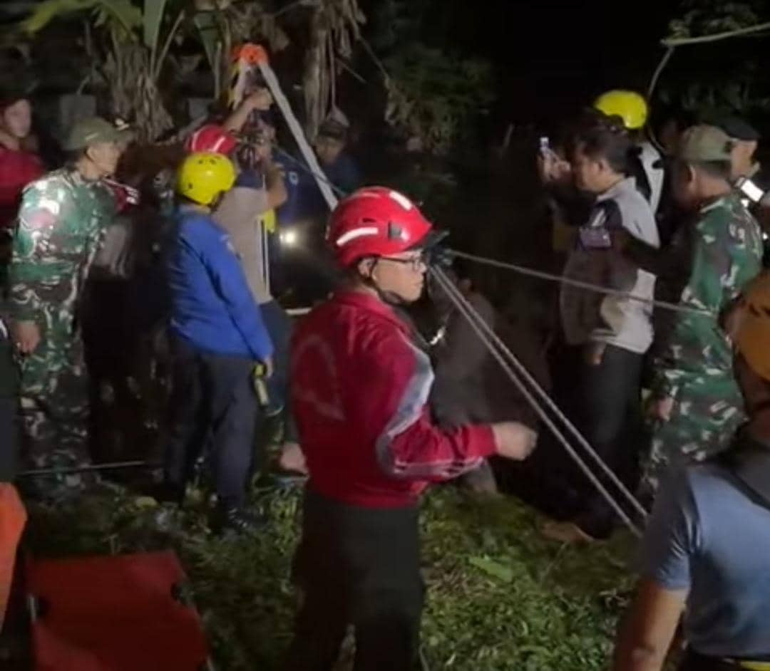 Tim Damkar Lubuk Linggau bersama TNI Polri saat mengevakuasi korban terjatuh dari sumur.