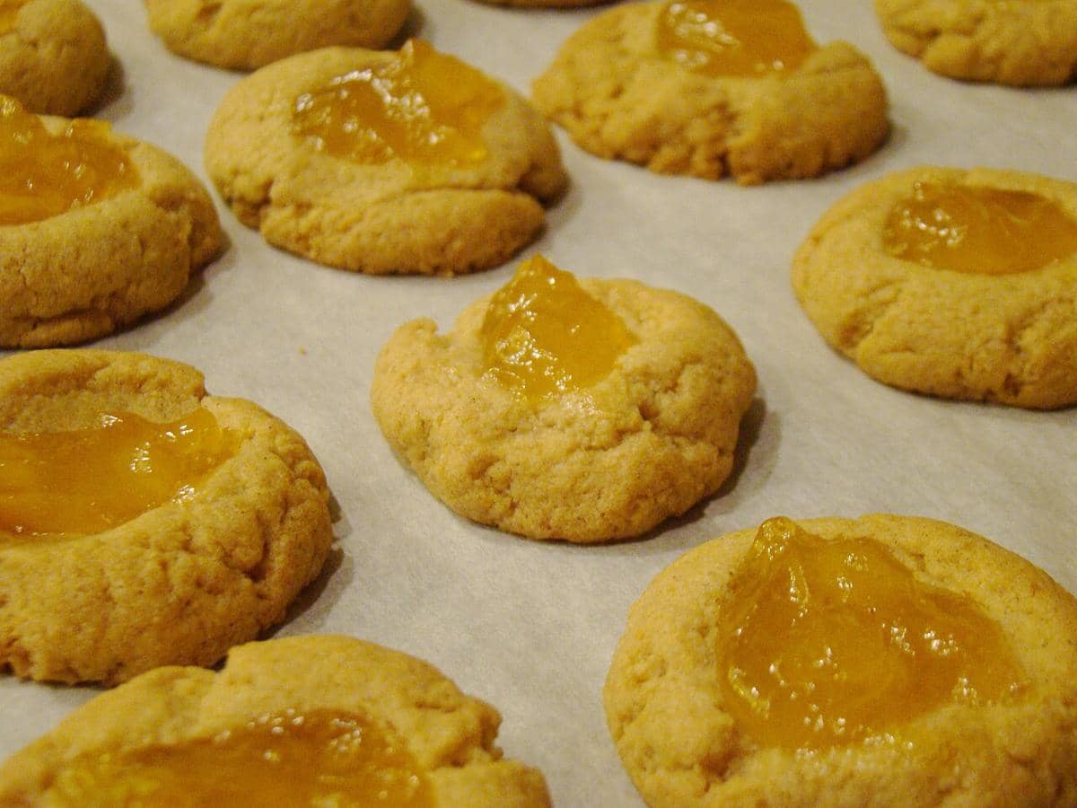 ilustrasi kue ong lei