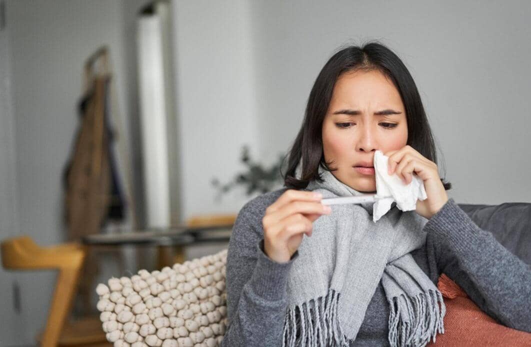 Seorang perempuan sakit flu.