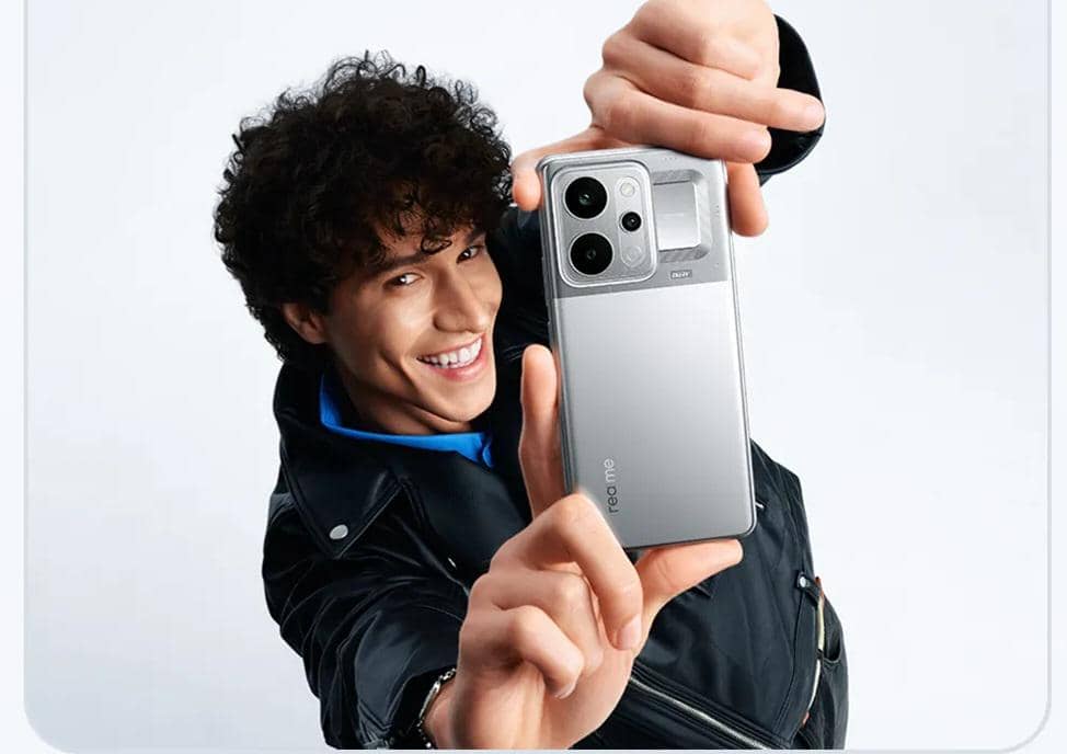 Seseorang memegang realme P4 Power. 