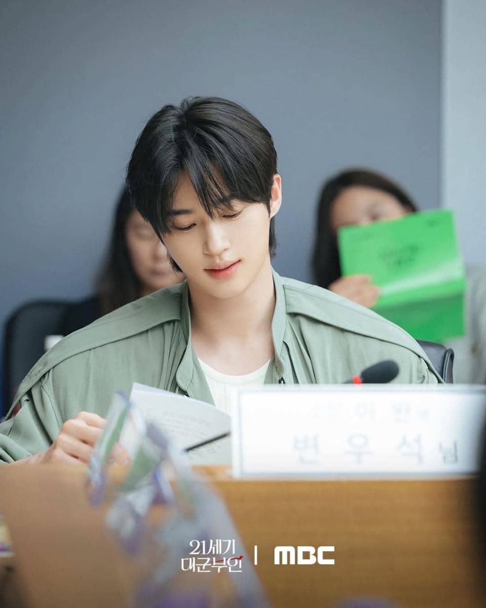 potret Byeon Woo Seok dalam script reading drama Perfect Crown