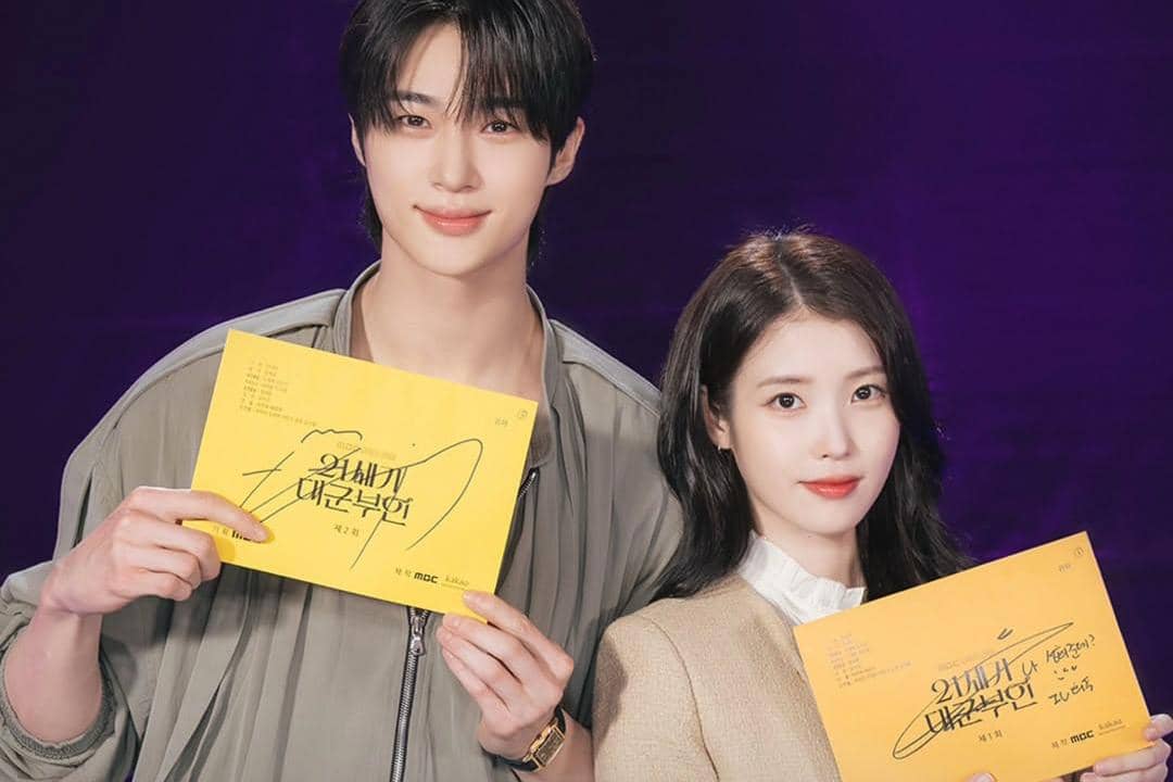 potret Byeon Woo Seok dan IU dalam script reading Perfect Crown