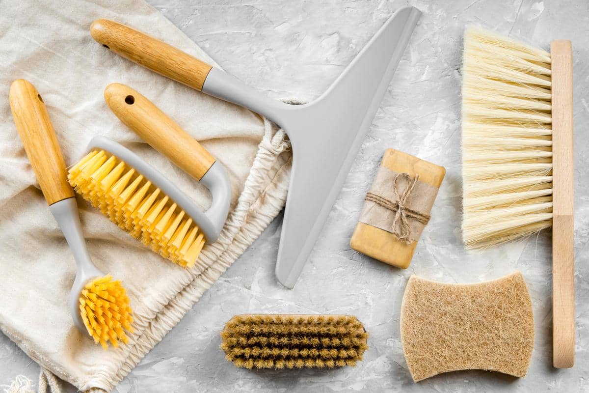 ilustrasi alat kebersihan 