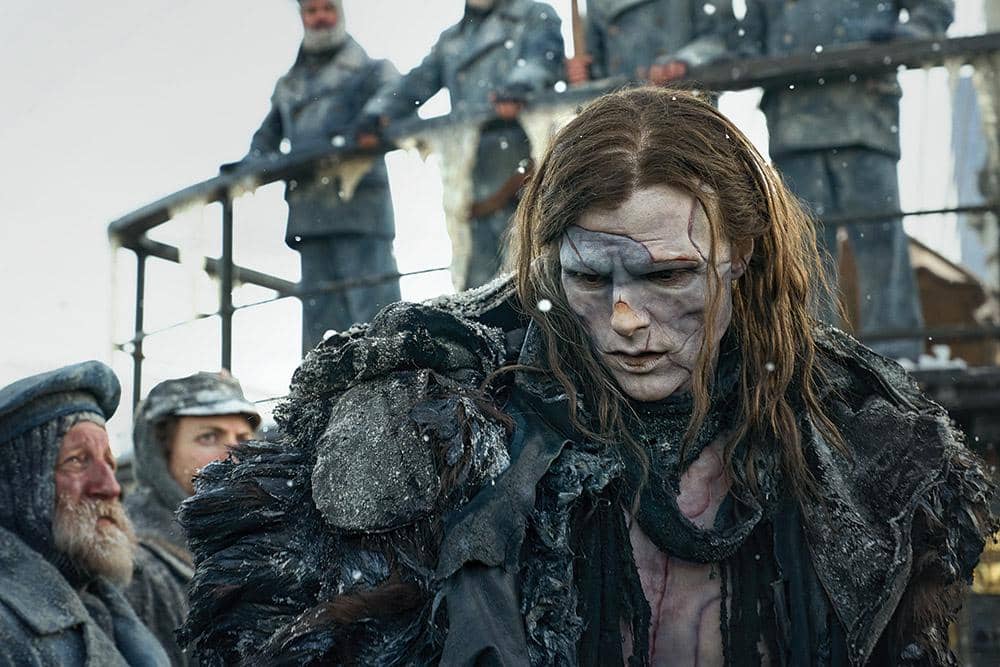 Jacob Elordi dalam film Frankenstein