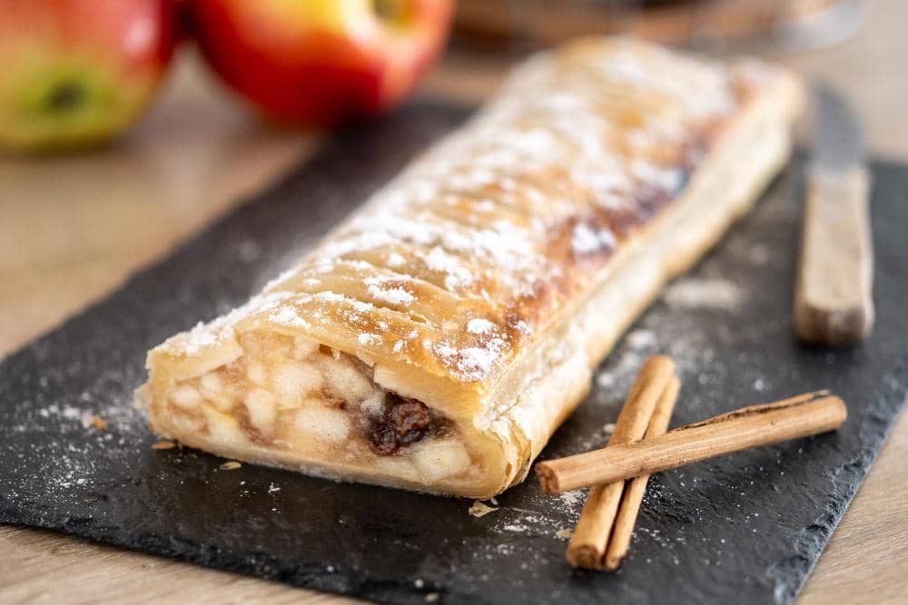 ilustrasi vienna soft apple strudel