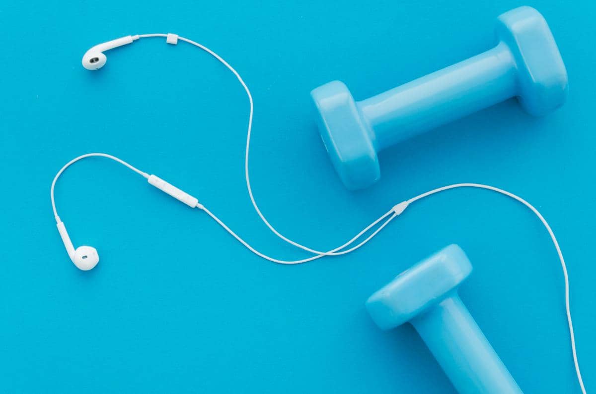 ilustrasi earphone kabel