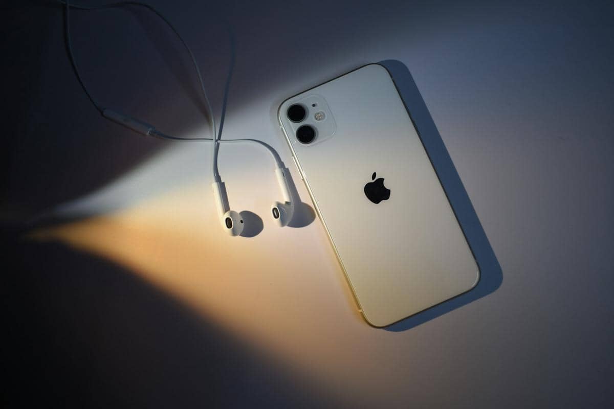 ilustrasi earphone dan iPhone