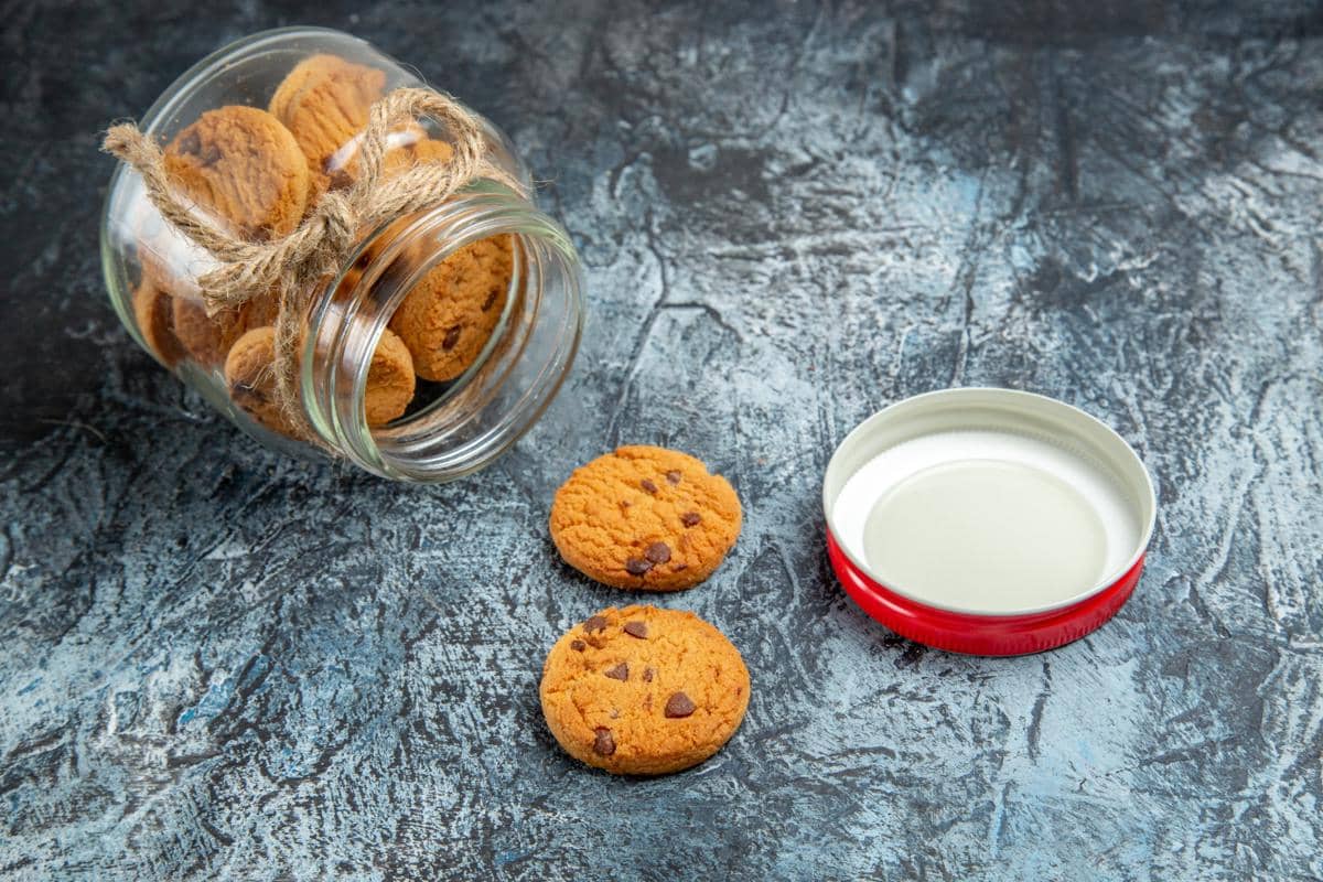 ilustrasi menyimpan cookies di tempat kering dan sejuk 