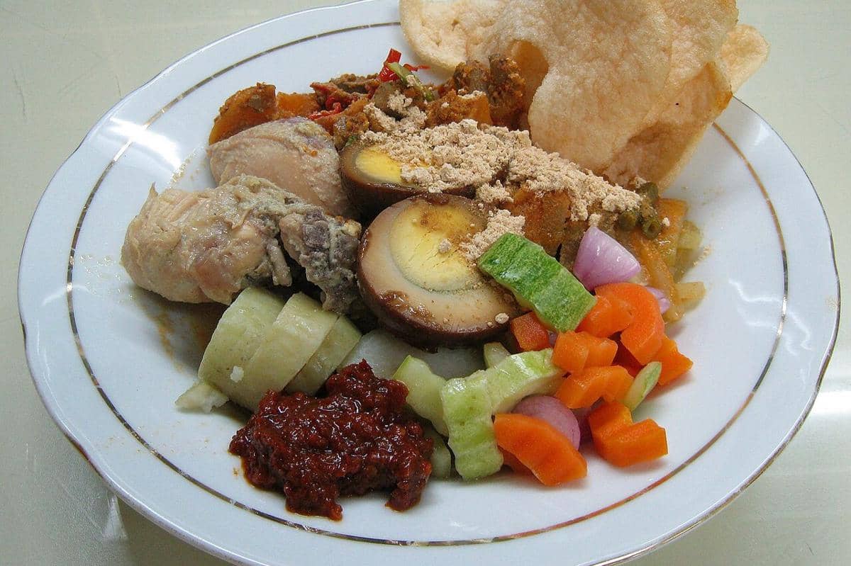 ilustrasi lontong Cap Go Meh, salah satu masakan Peranakan