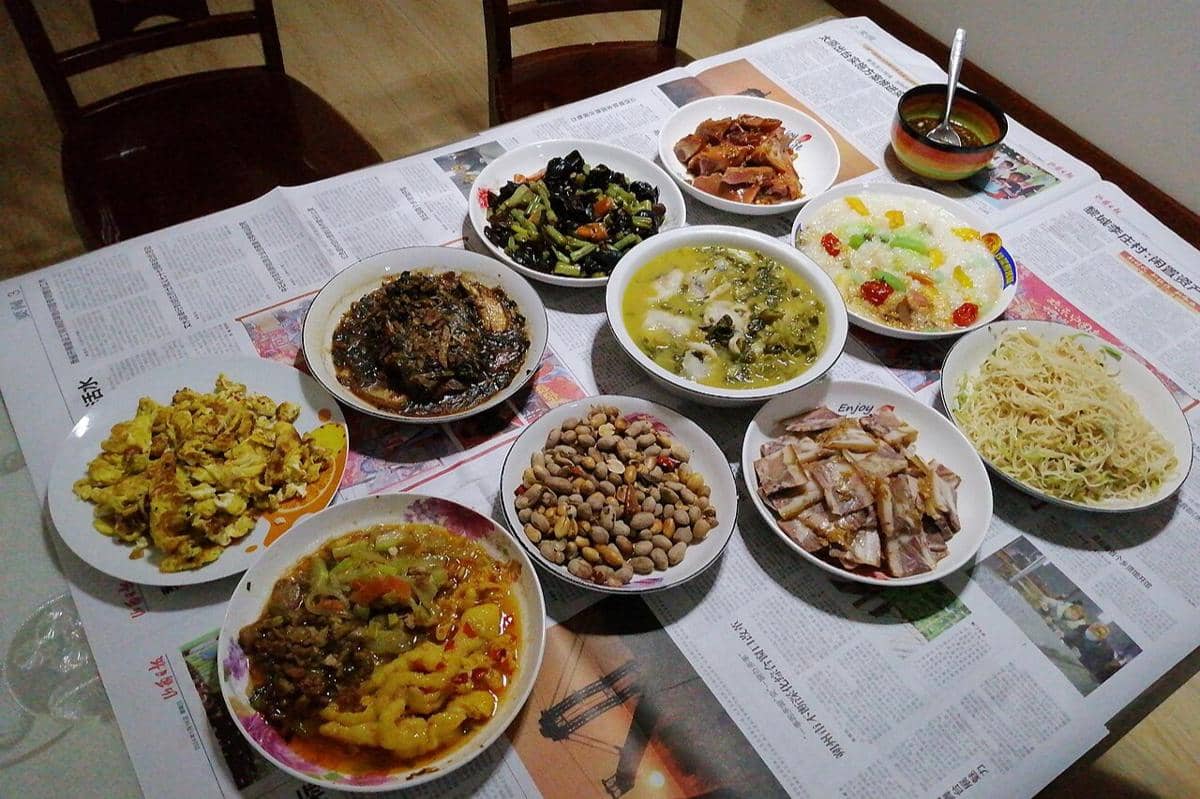 ilustrasi set menu makan malam untuk perayaan Imlek di Provinsi Shanxi