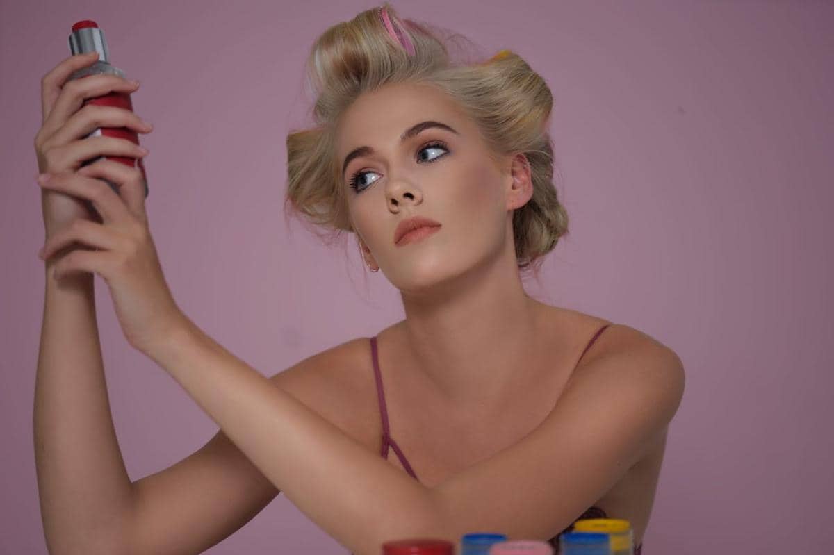 ilustrasi menata rambut