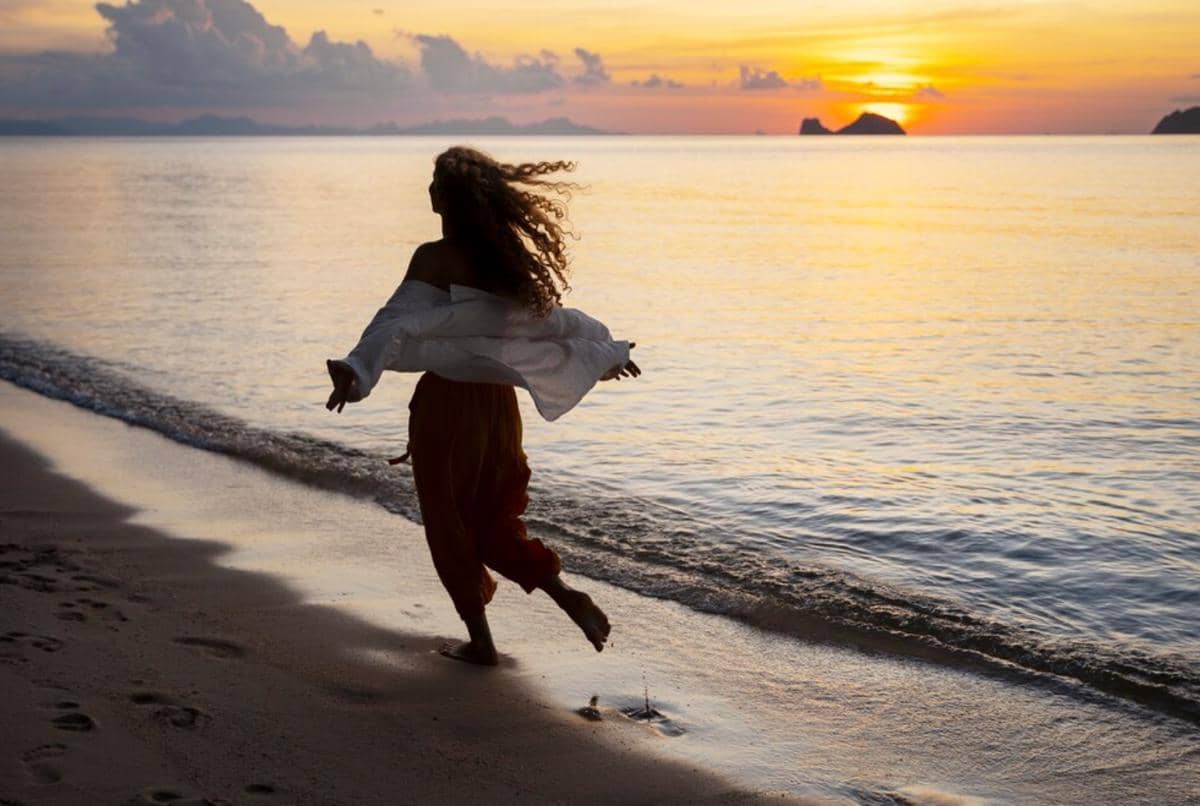 ilustrasi seorang perempuan berlarian di pinggir pantai