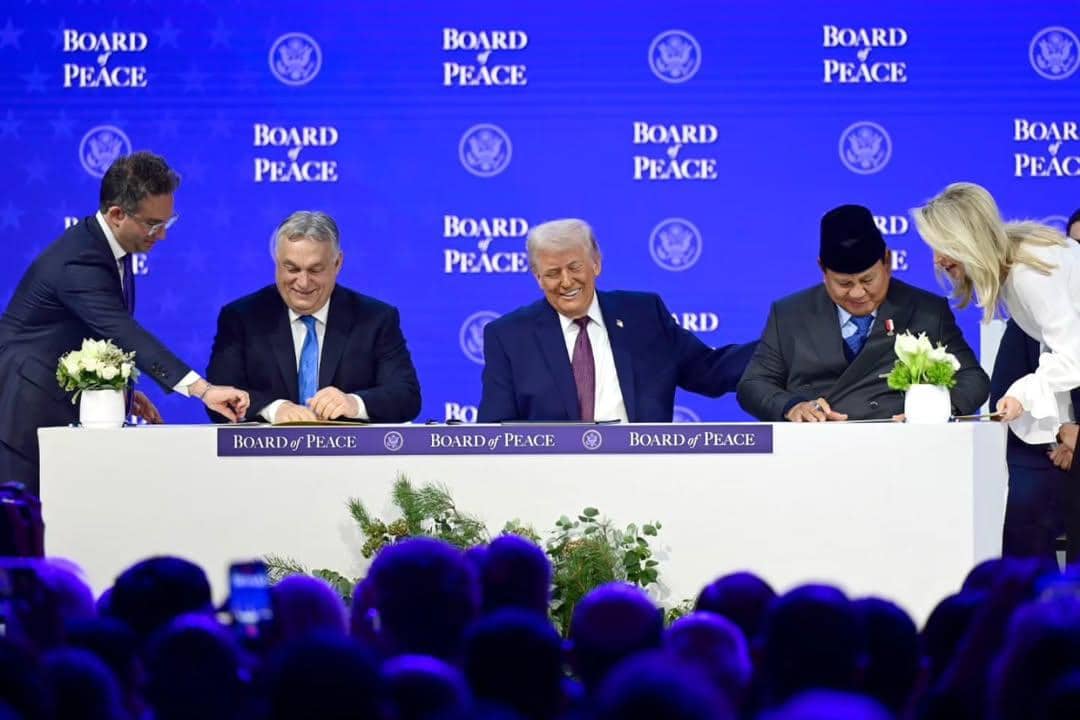 Presiden Prabowo Subianto menandatangani Board of Peace Charter.