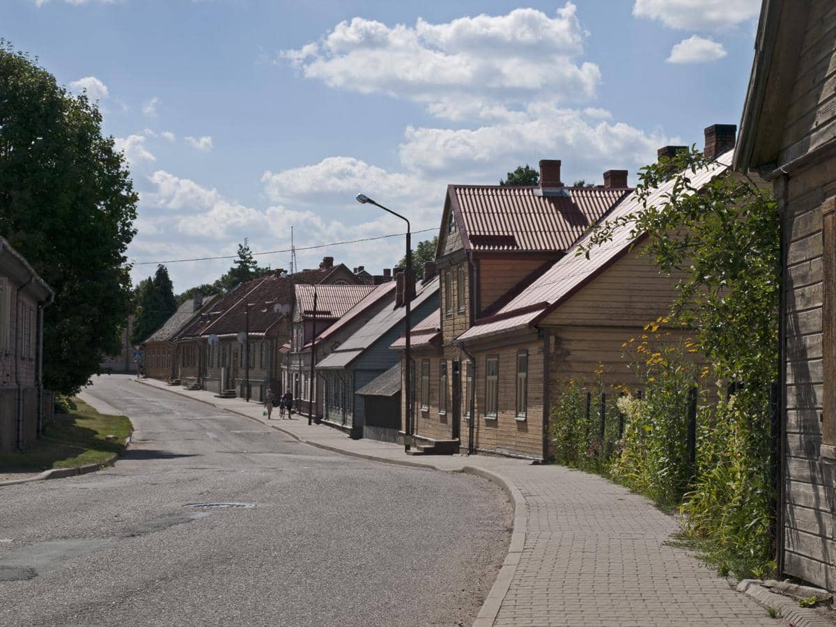 potret rumah-rumah kayu di Kuldīga yang hingga kini masih menjadi hunian warga