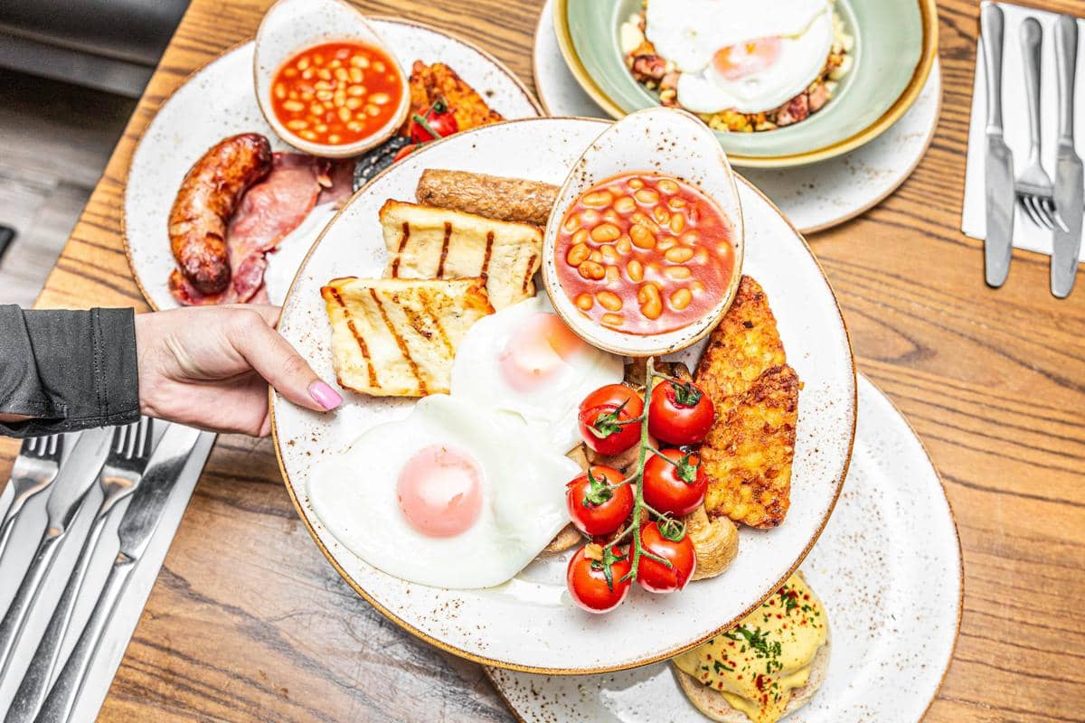 ilustrasi sarapan pagi dengan baked beans 