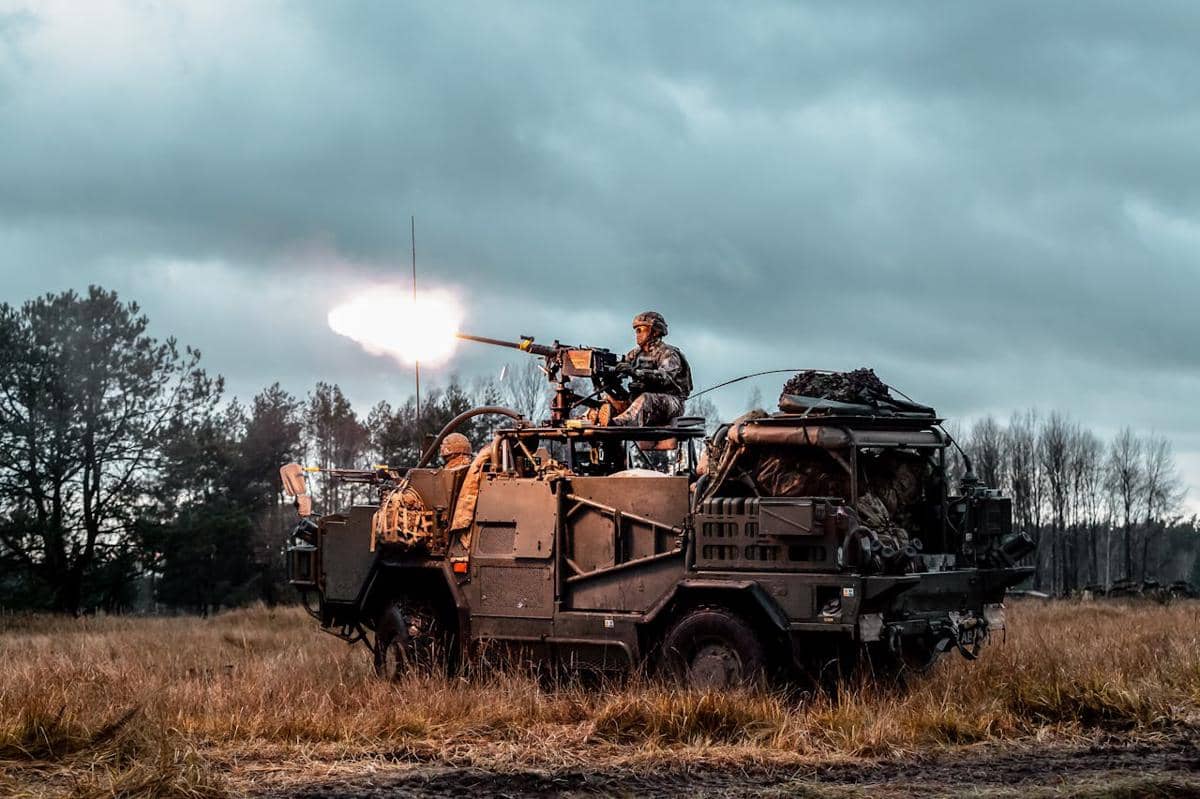 Tentara sedang berperang.