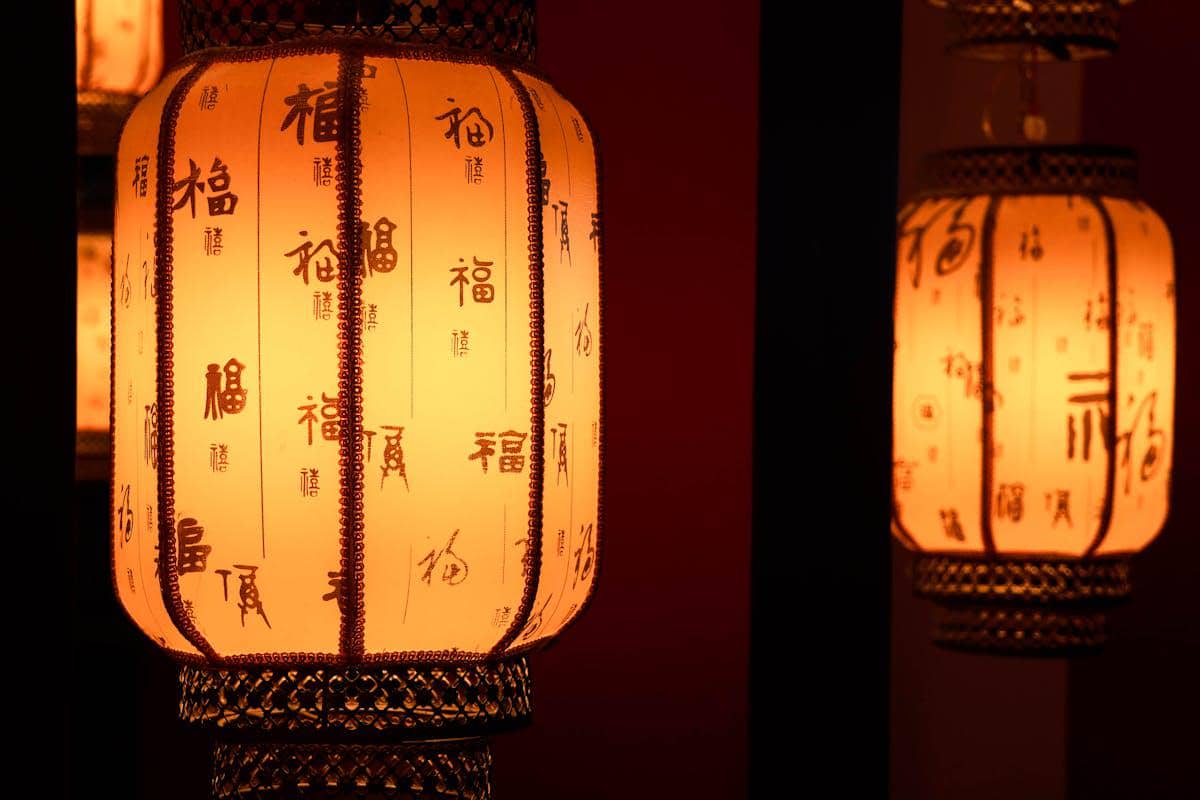 ilustrasi lampion gantung dengan desain ramping 