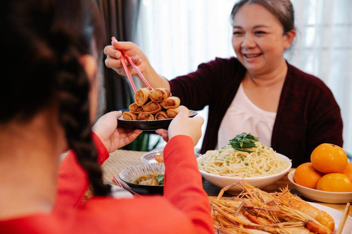 Potret bestie sedang menikmati makanan  