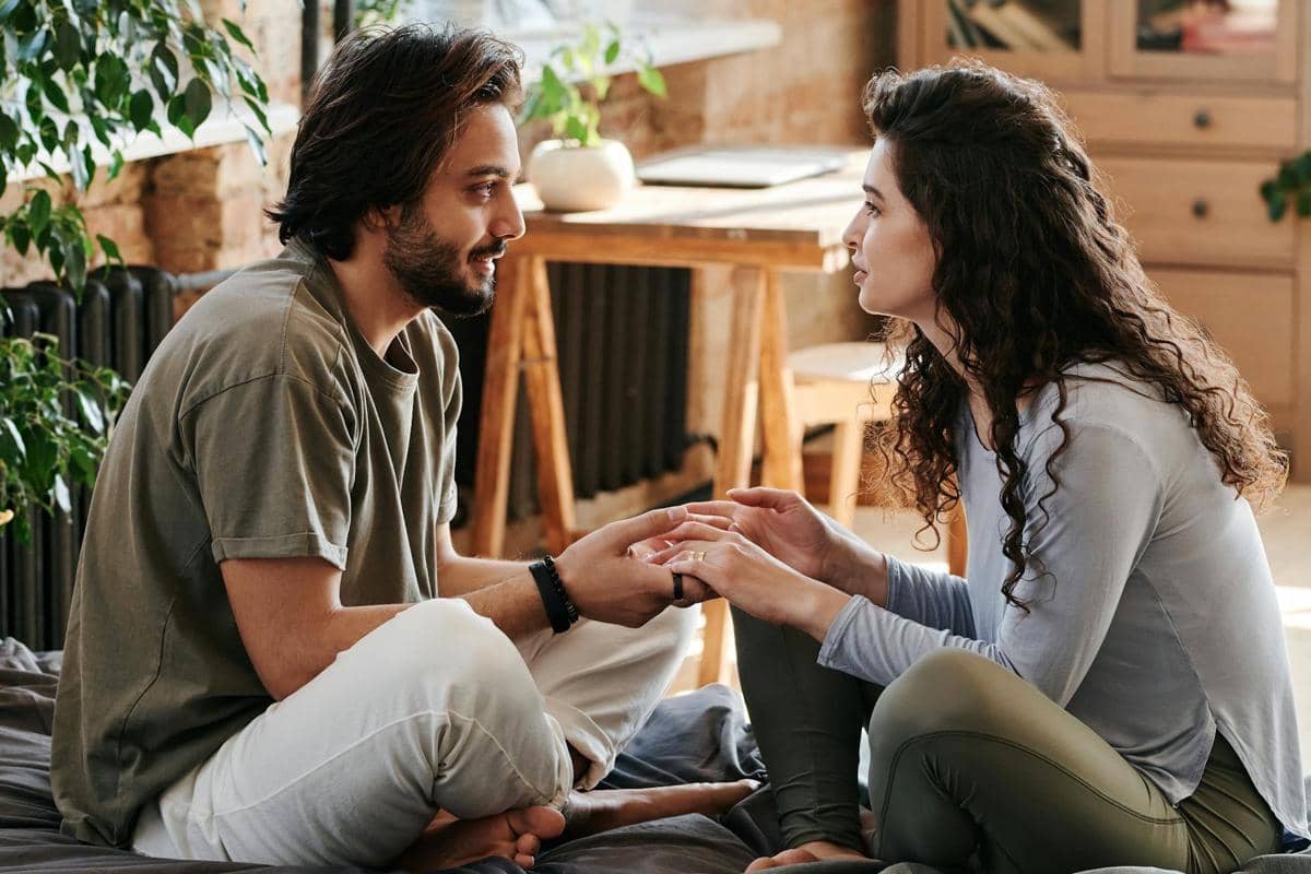 pasangan kekasih yang saling berpegangan tangan