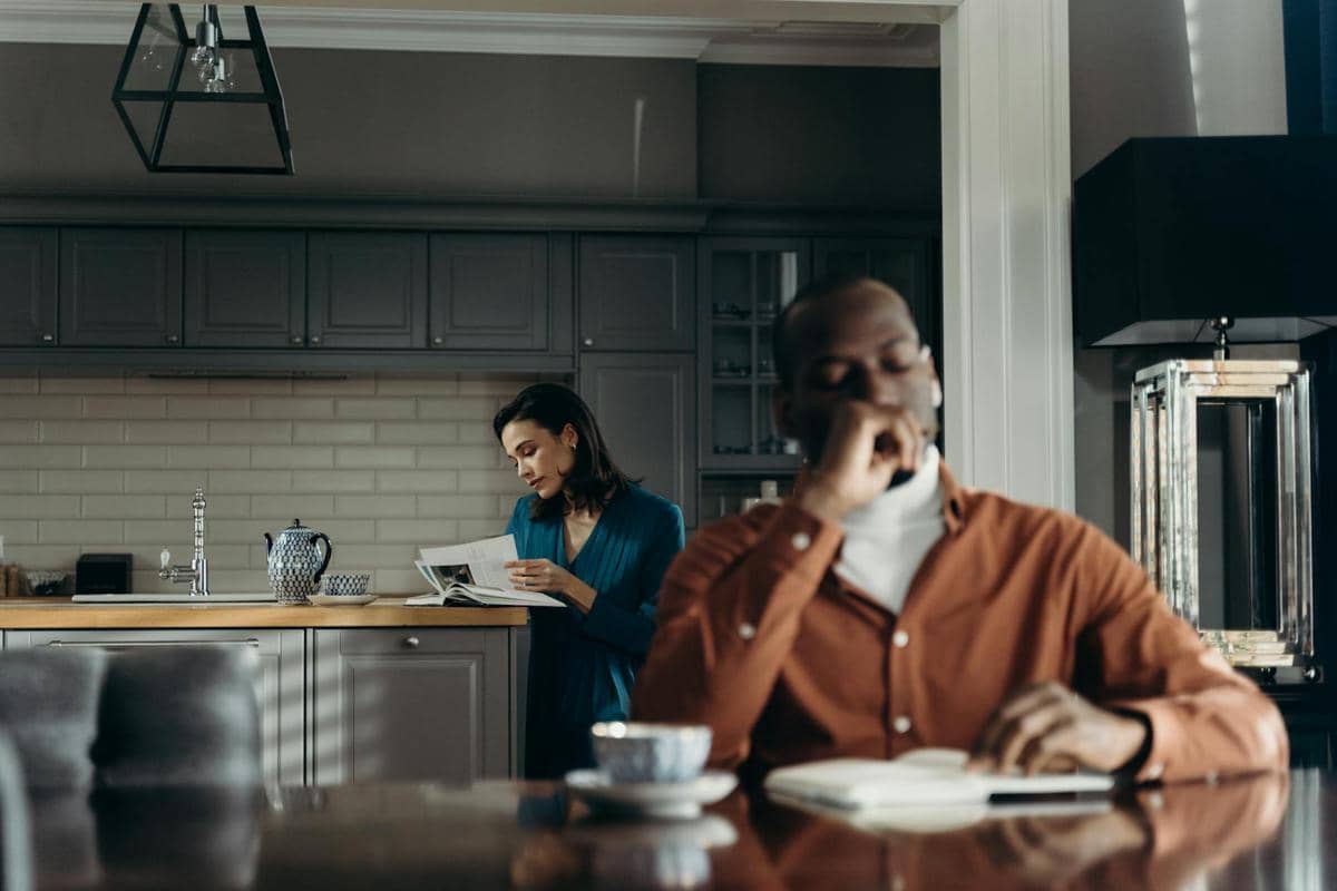 sikap pria yang sedang berdiam diri