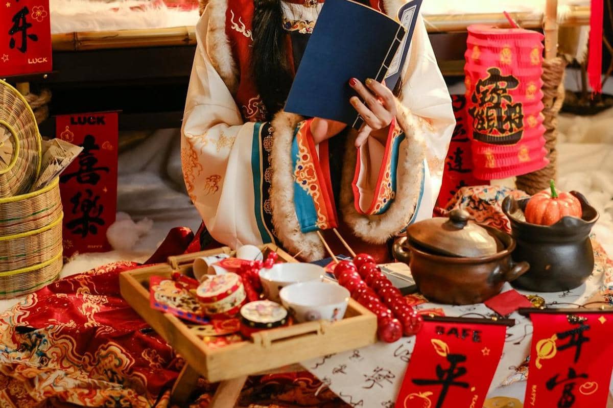 ilustrasi nampan kayu untuk dekorasi Imlek