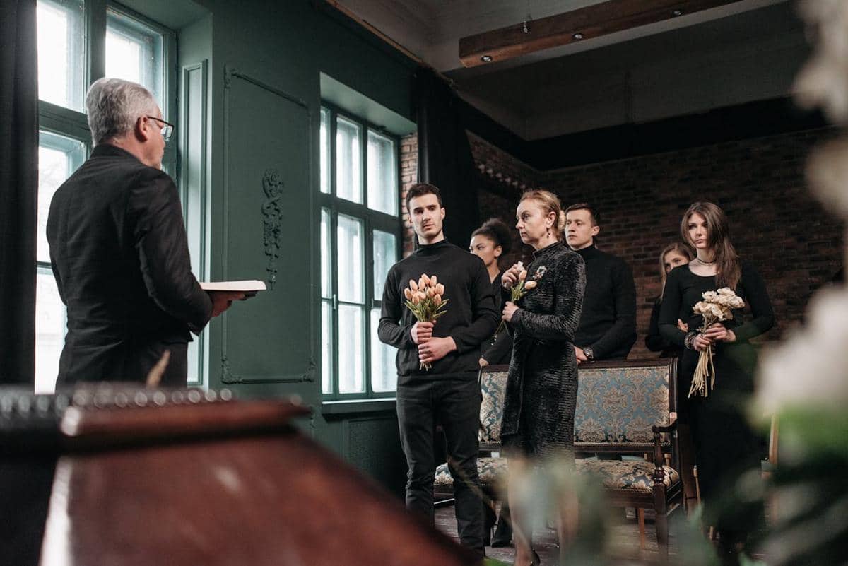 ilustrasi orang-orang berdiri