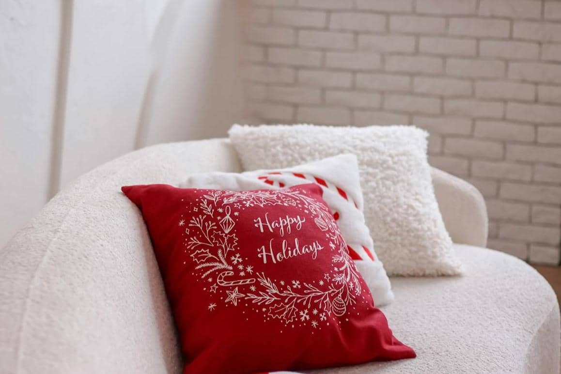 ilustrasi bantal kursi berwarna merah