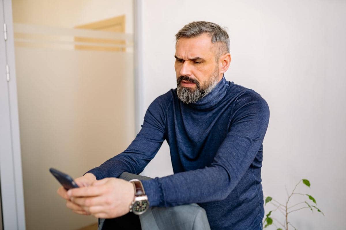 ilustrasi pria menggunakan HP