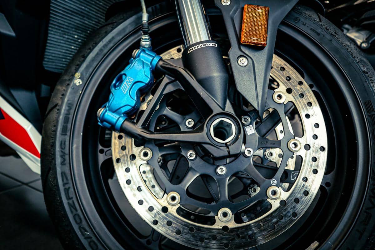 ilustrasi ban rem motor