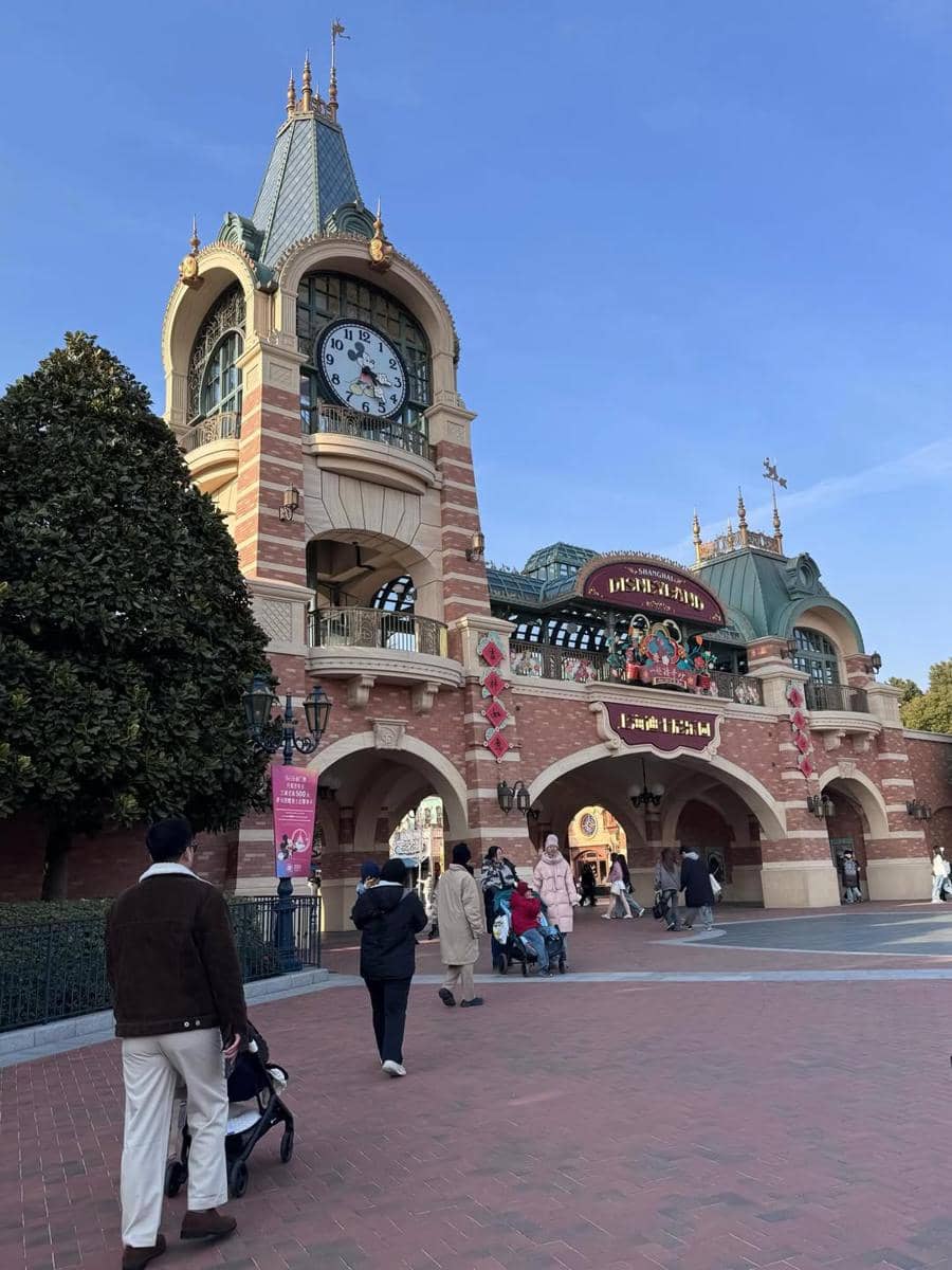 Keluarga Clarissa Putri ke Disneyland Shanghai