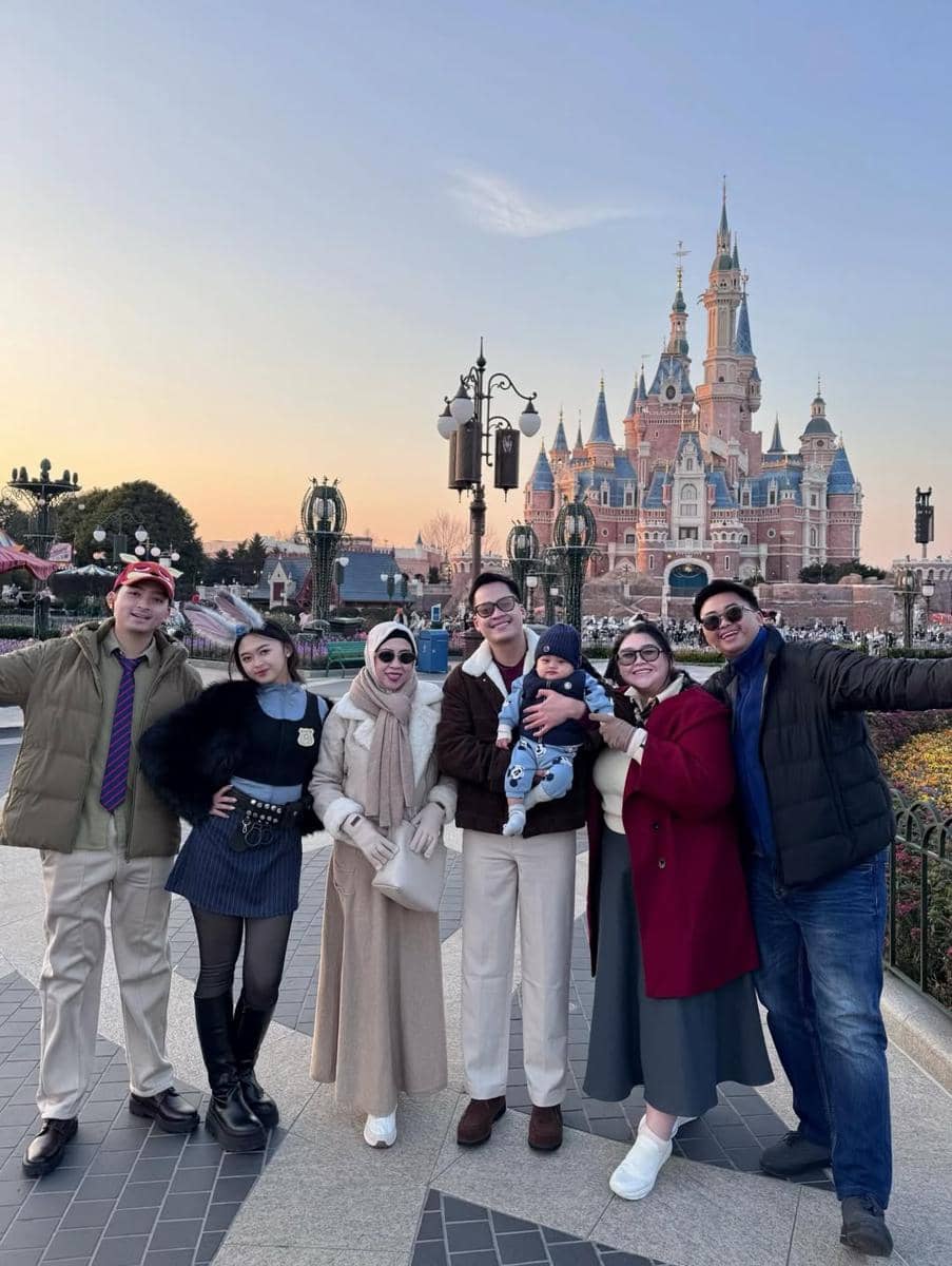 Keluarga Clarissa Putri ke Disneyland Shanghai