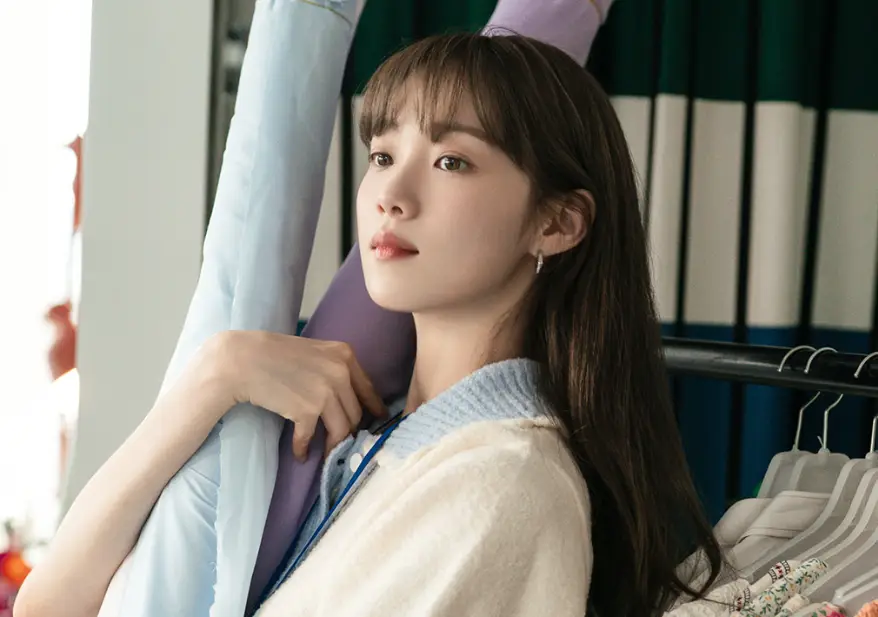 Lee Sungkyung tampil dengan gaya rambut baru