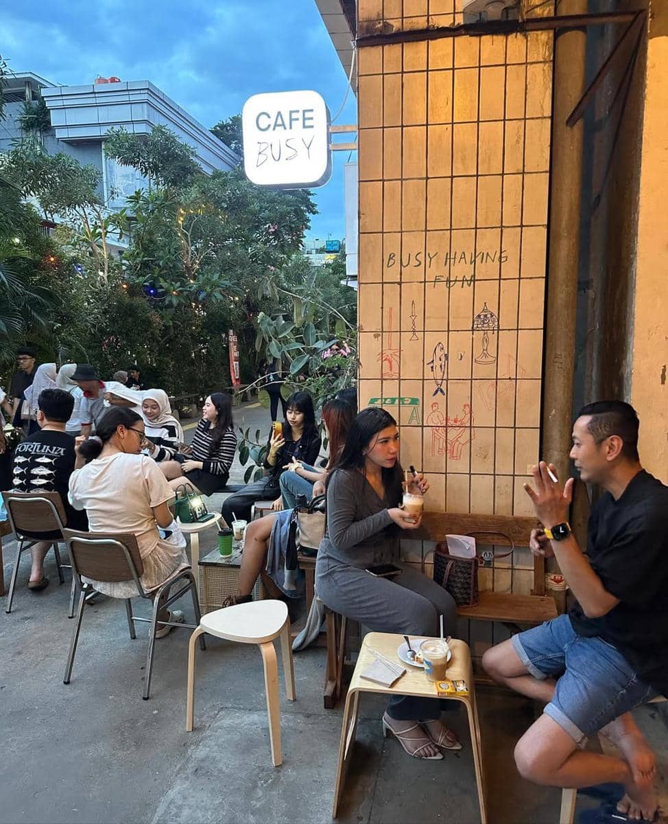 suasana nongkrong di Cafe Busy 