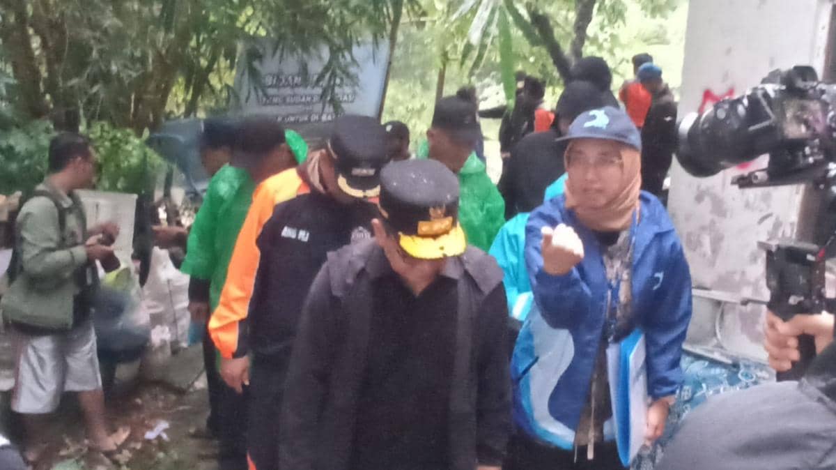 Gubernur DKI Jakarta Pramono Anung meninjau lokasi normalisasi Sungai Ciliwung