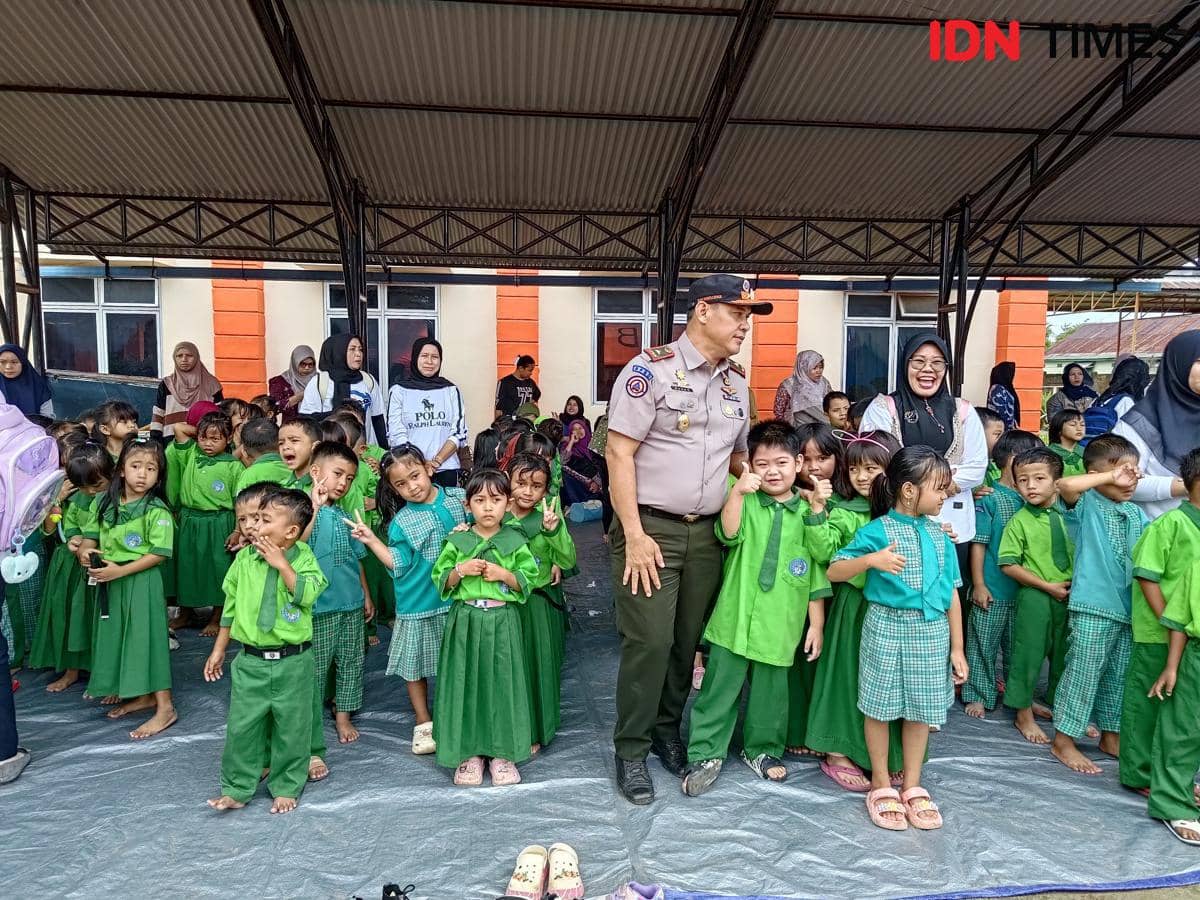 Kepala BPBD Muba Marko Susanto saat mengedukasi anak-anak terkait siaga bencana.