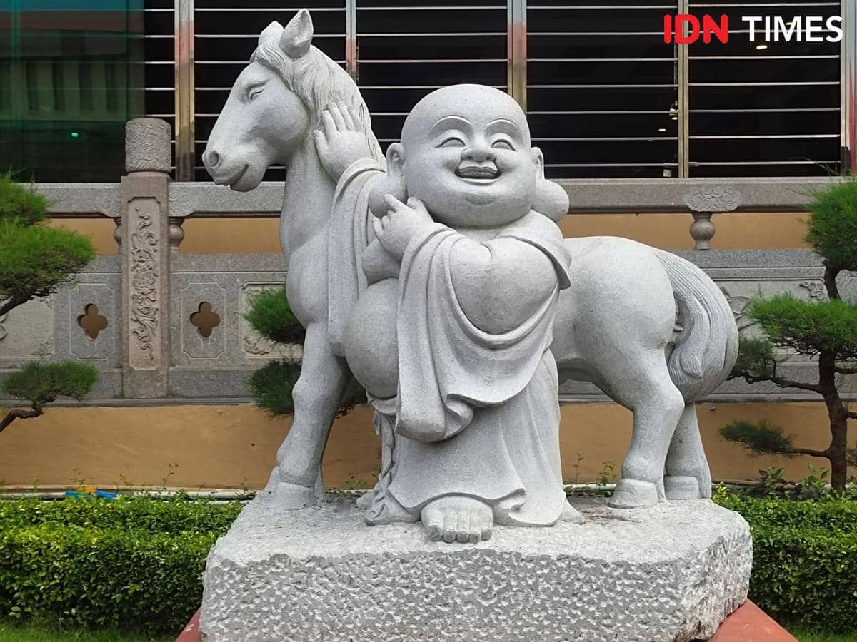 Rupa atau patung shio kuda di vihara Maitreya Medan (IDN Times/Indah Permata Sari)