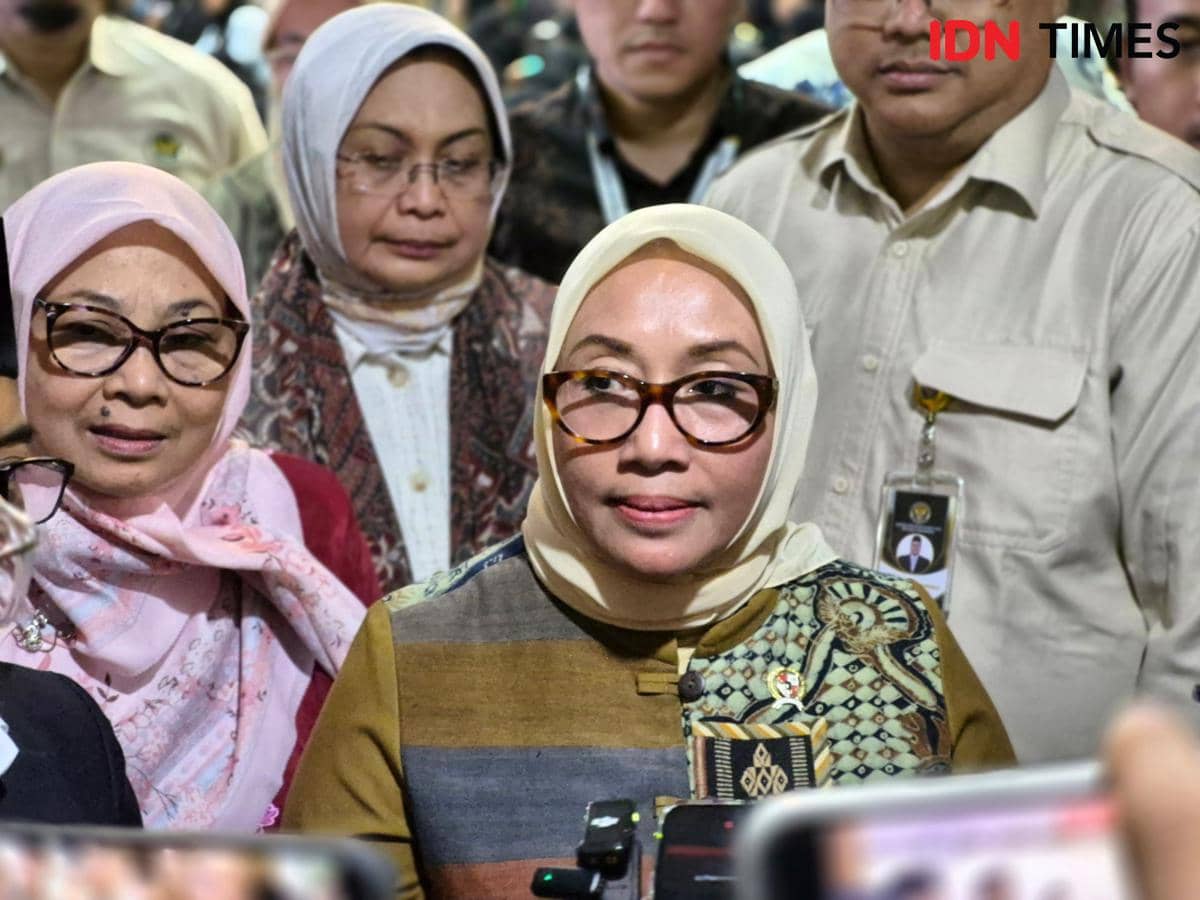 Menteri PPPA Arifah Fauzi usai memberikan pembekalan kepada peserta Pendidikan dan Pelatihan (Diklat) Panitia Penyelenggara Ibadah Haji (PPIH) Arab Saudi di Asrama Haji Pondok Gede, Jakarta, Rabu (28/01/2026).