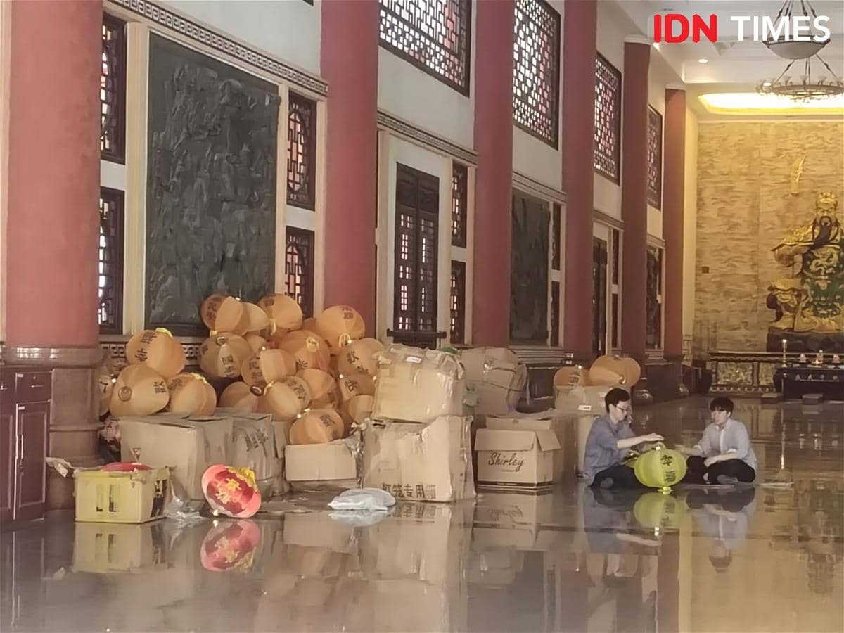Persiapan tahun baru Imlek di Vihara Maitreya Medan (IDN Times/Indah Permata Sari)