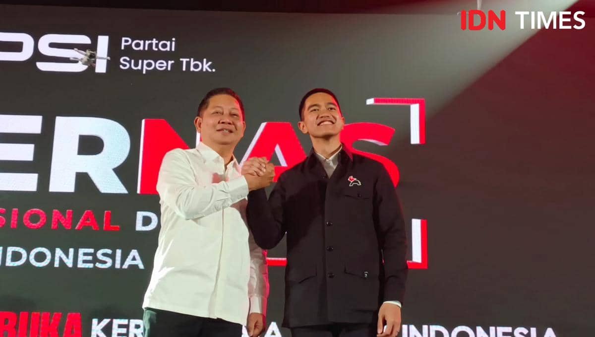 Ketua Umum PSI Kaesang Pangarep berfoto bersama Rusdi Masse Mappasessu (RMS) setelah bergabung ke Partai Solidaritas Indonesia dalam Rakernas PSI di Hotel Claro, Makassar, Kamis (29/1/2026). (Dok. PSI Sulsel) 