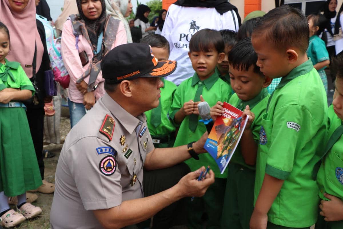 Kepala BPBD Muba Marko Susanto saat mengedukasi anak-anak terkait siaga bencana.